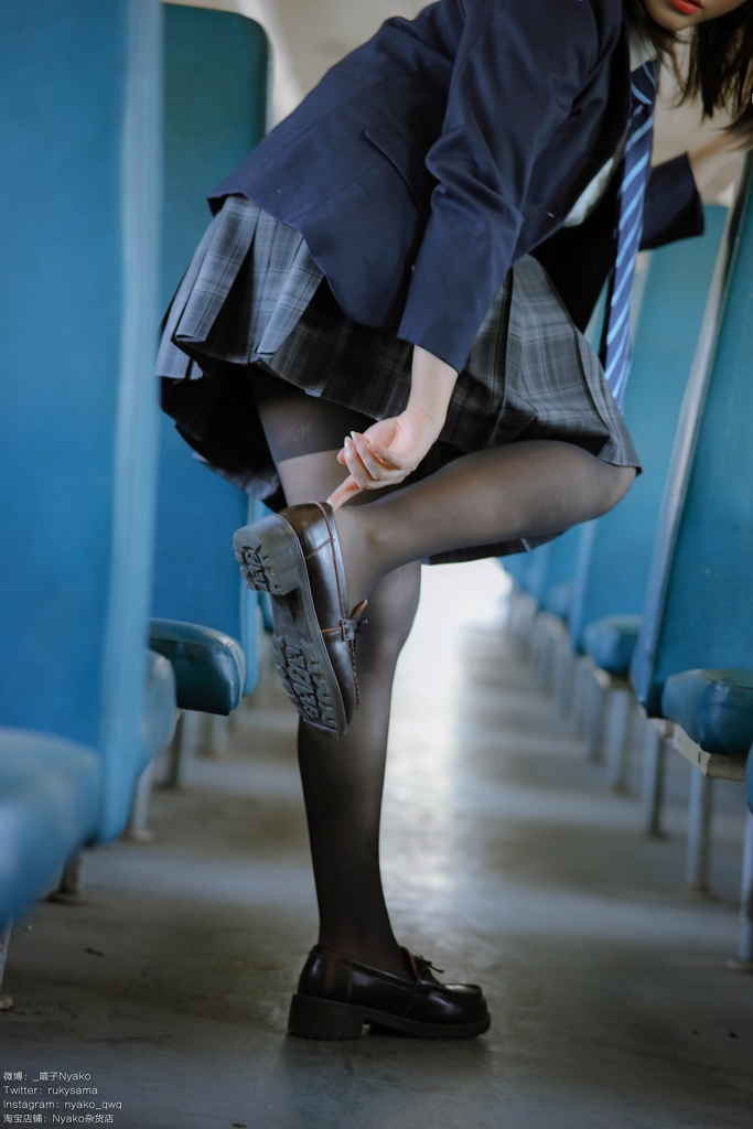 Nyako 喵子 – JK Uniform in Train photo 1-3