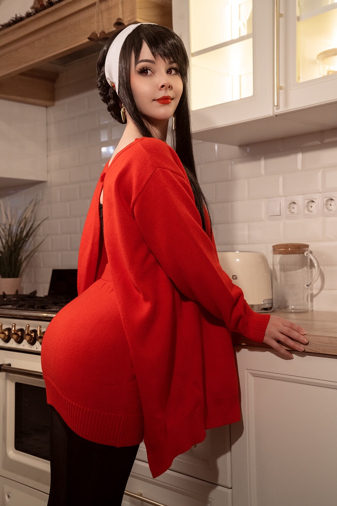 Helly von Valentine (Disharmonica) – Yor Forger Red Sweater (mitaku.net) photo 1-1