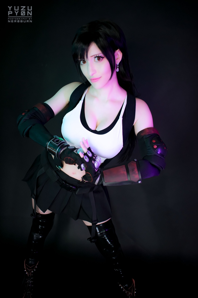 Yuzu Pyon – Tifa Sexy Cosplay