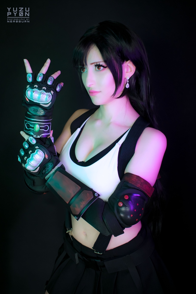 Yuzu Pyon – Tifa Sexy Cosplay