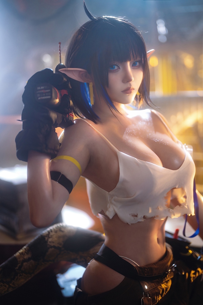 Takomayuyi 菌烨 – Eunectes Forgemaster (Arknights) Sexy Cosplay