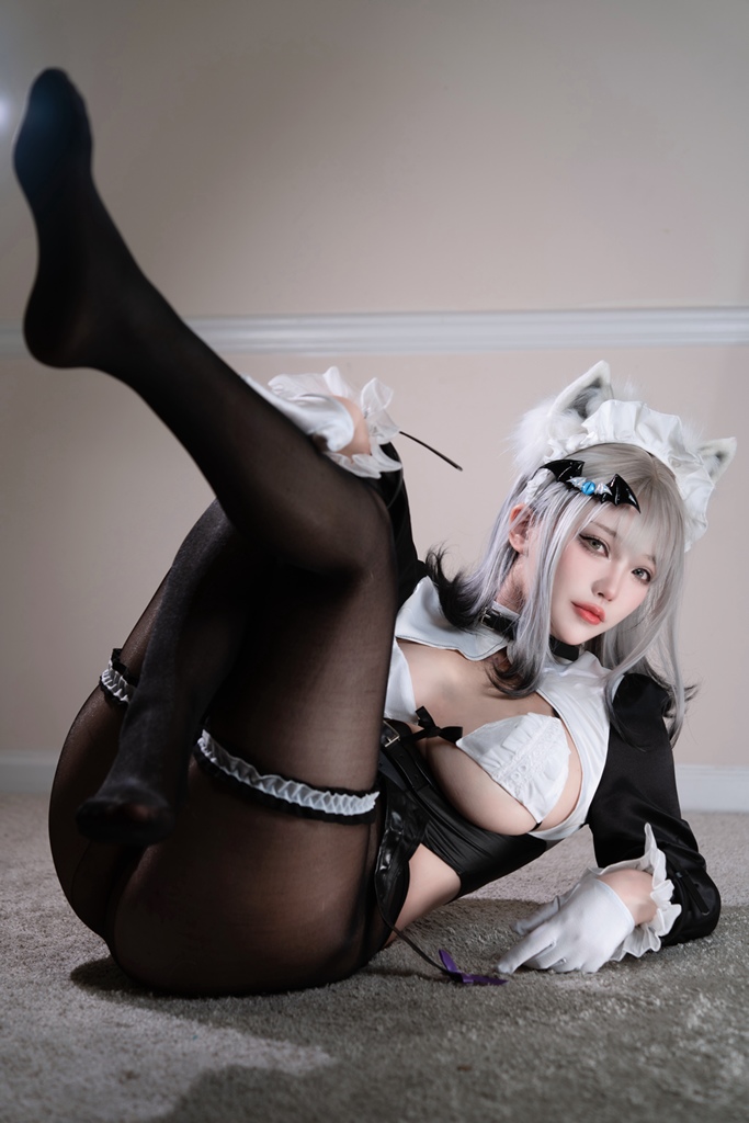 Rakukoo 洛洛子 – Silver Fox Maid Sexy Cosplay