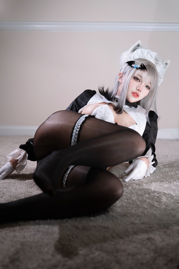 Rakukoo 洛洛子 – Silver Fox Maid Sexy Cosplay