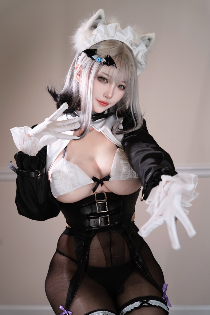 Rakukoo 洛洛子 – Silver Fox Maid Sexy Cosplay