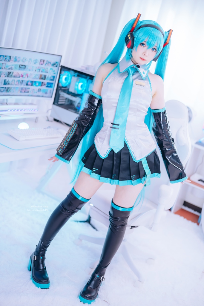 Shimo – Hatsune Miku Sexy Cosplay