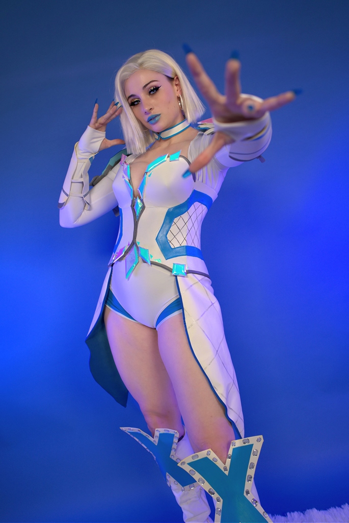 Kayla Erin - Emma Frost - Mitaku photo 1-1