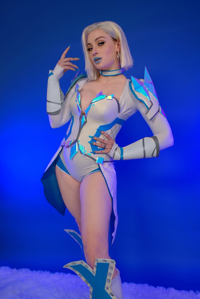 Kayla Erin - Emma Frost - Mitaku photo 1-2