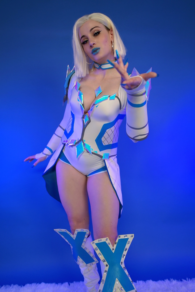 Kayla Erin - Emma Frost - Mitaku photo 1-3
