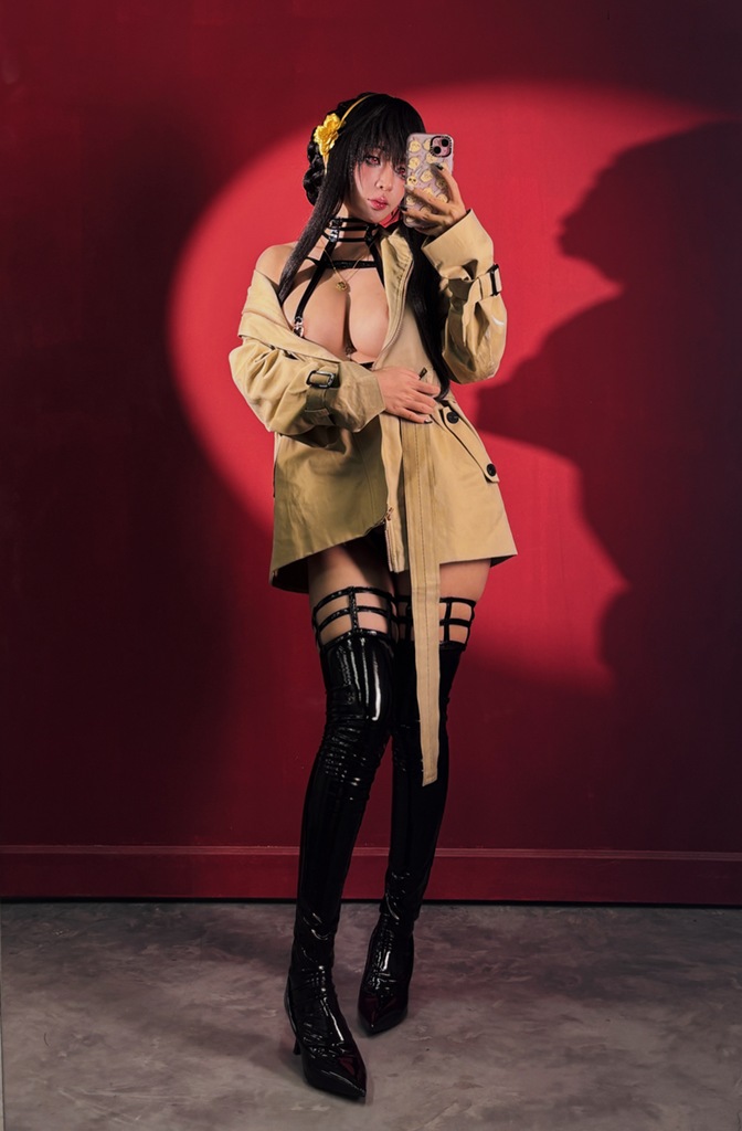 Umeko J - Yor Forger Trench Coat - Mitaku photo 5-0