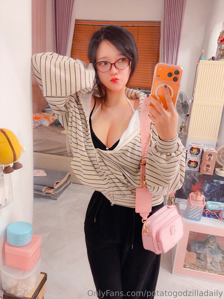 Potato Godzilla - OnlyFans Nude Dec 1-31, 2025 - Mitaku photo 1-4