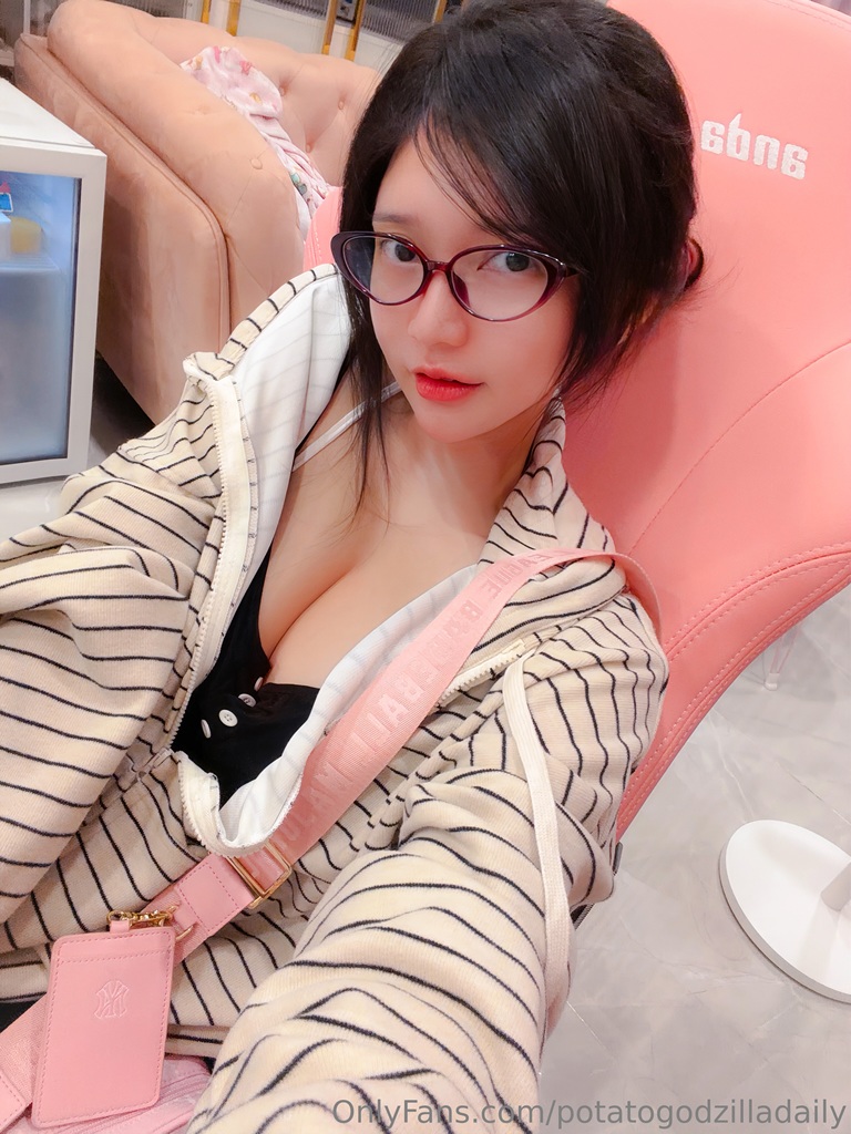 Potato Godzilla - OnlyFans Nude Dec 1-31, 2025 - Mitaku photo 1-7