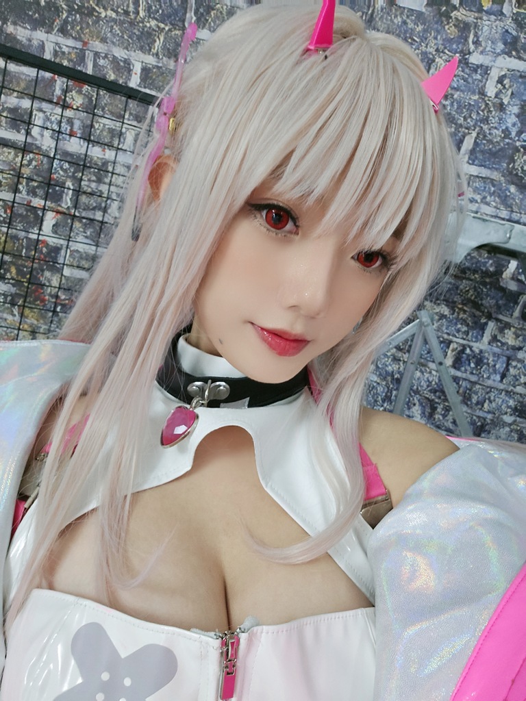 Messie Huang - Viper (NIKKE) - Mitaku photo 2-3