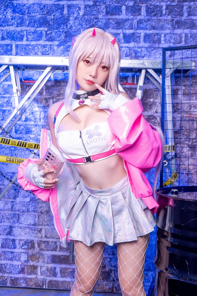 Messie Huang - Viper (NIKKE) - Mitaku photo 1-2